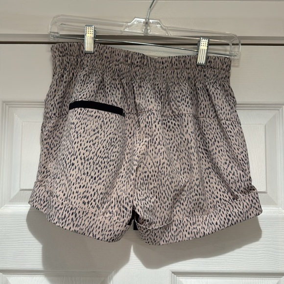 Lululemon Spring Break Away Short *4-way Stretch
Dottie Dash Grain Black EUC - Picture 5 of 12